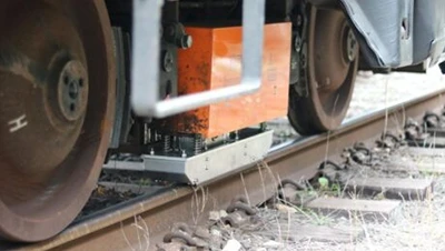 La tecnologia laser pulisce i binari della ferrovia a 60 mph