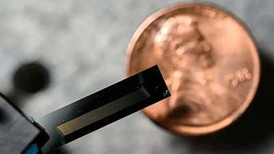 Dispositivo laser più piccolo di una moneta sviluppata con successo