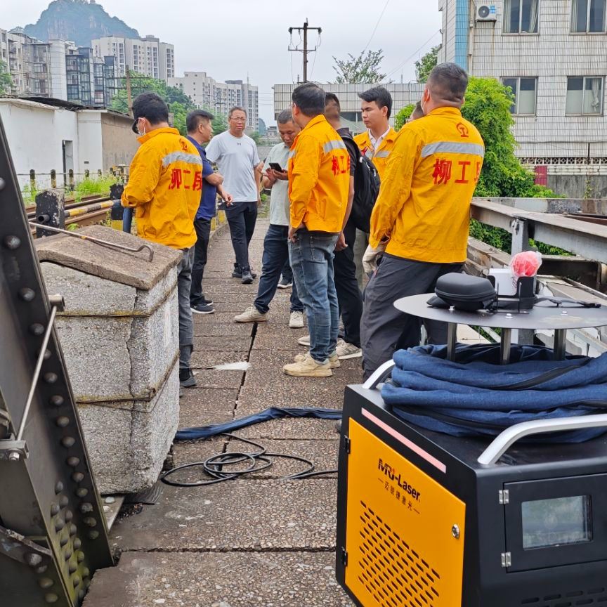 Strengthening Chassis Industrial Yellow Outdoor 500W Air-cooled Laser Cleaning Machine